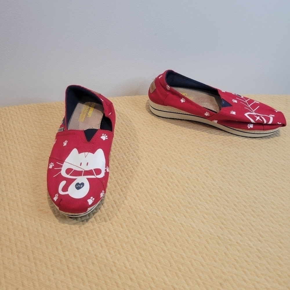 Tiosebon size 9 red cat lovers slip on shoes
